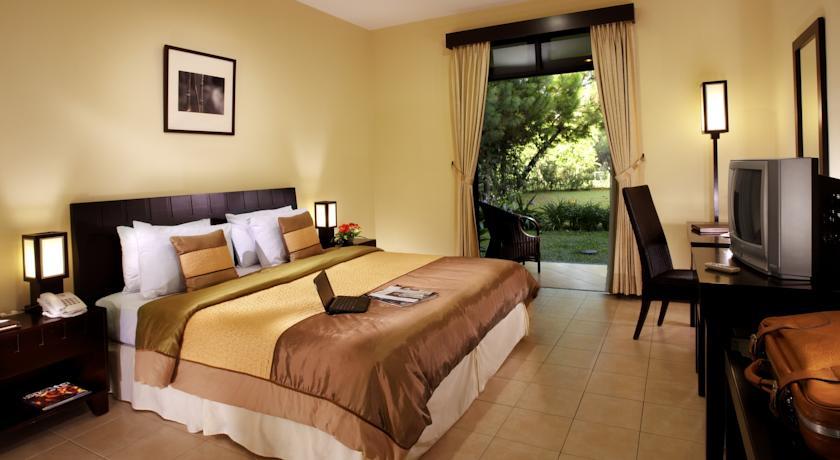 Puteri Gunung Hotel Lembang Zewnętrze zdjęcie