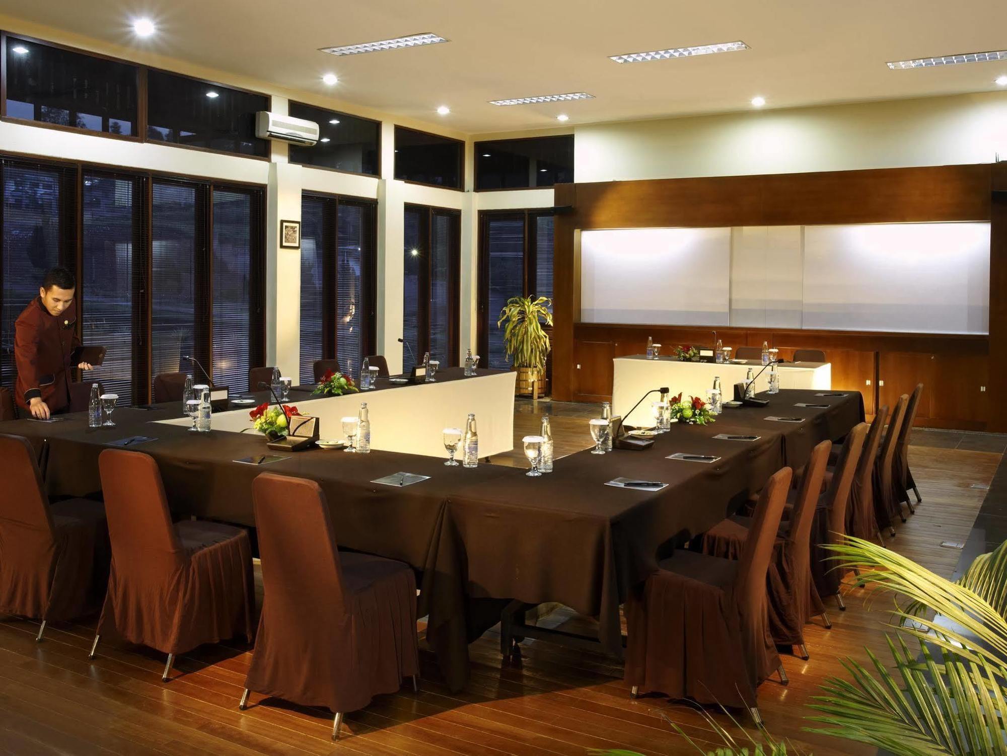 Puteri Gunung Hotel Lembang Zewnętrze zdjęcie