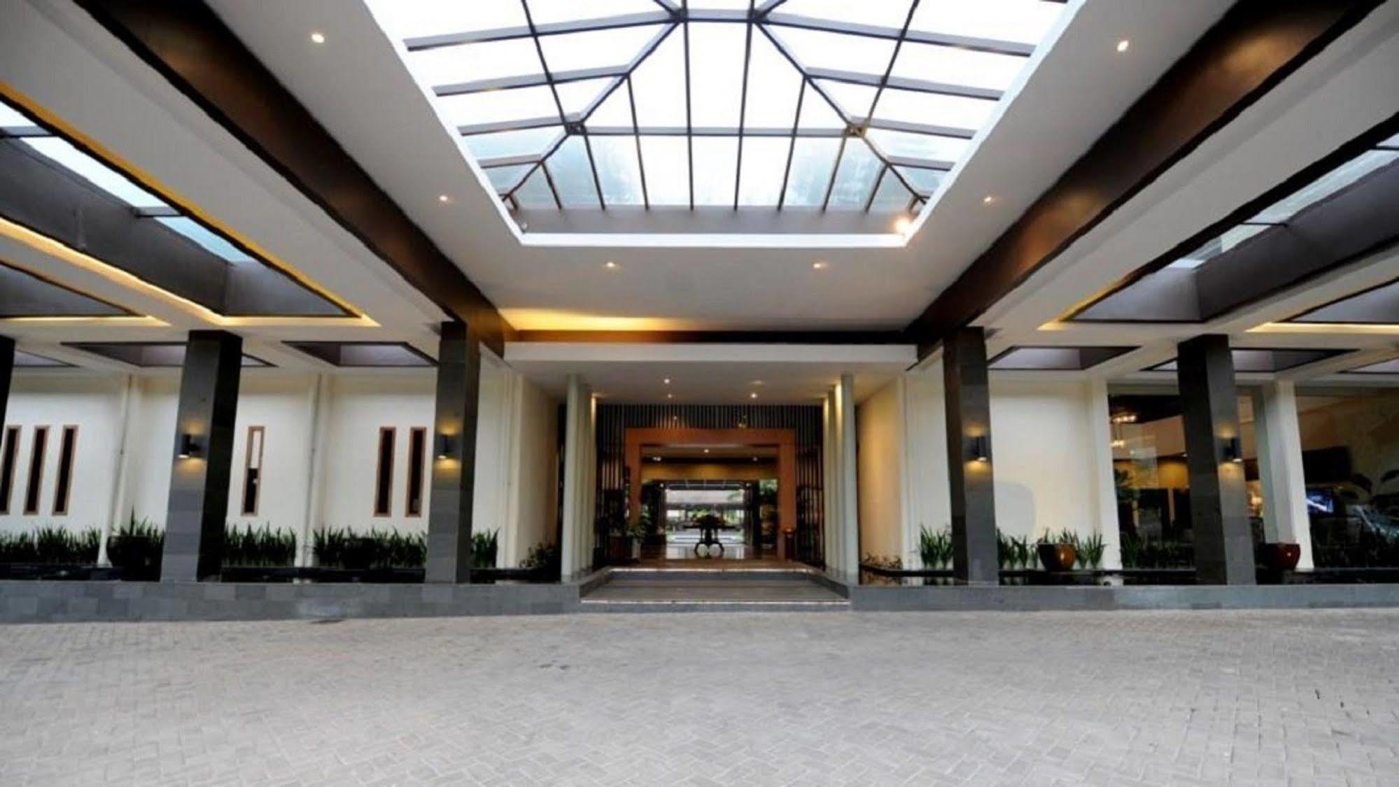 Puteri Gunung Hotel Lembang Zewnętrze zdjęcie